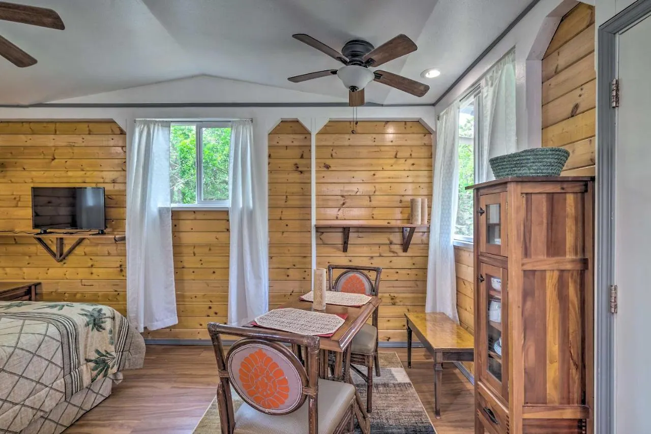 Apartment Cozy Pahoa Hideaway Near Black-Sand Beaches!
