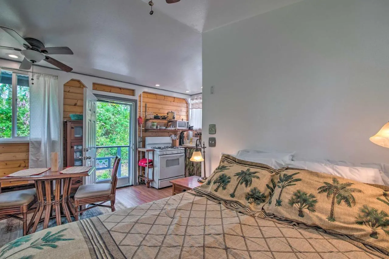 Cozy Pahoa Hideaway Near Black-Sand Beaches! 0*,