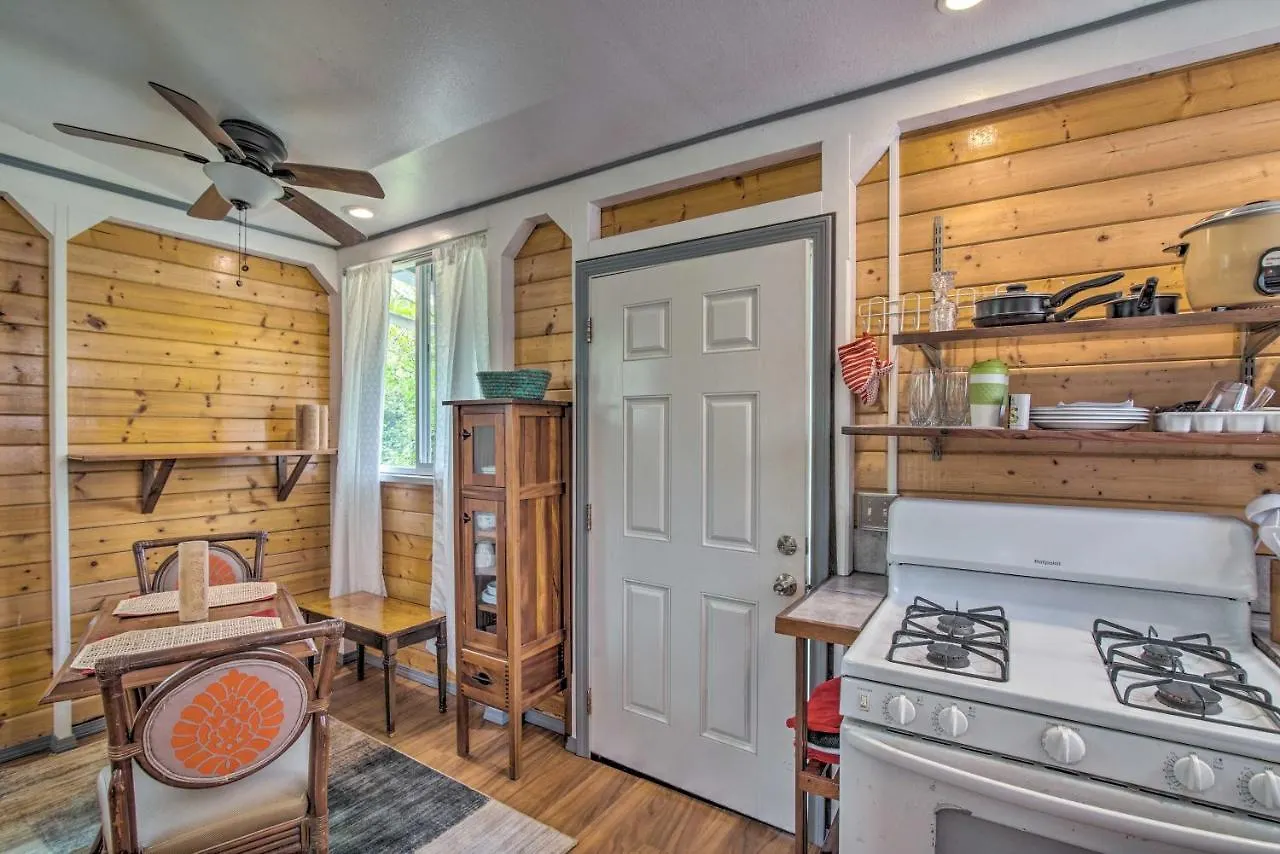 Cozy Pahoa Hideaway Near Black-Sand Beaches!