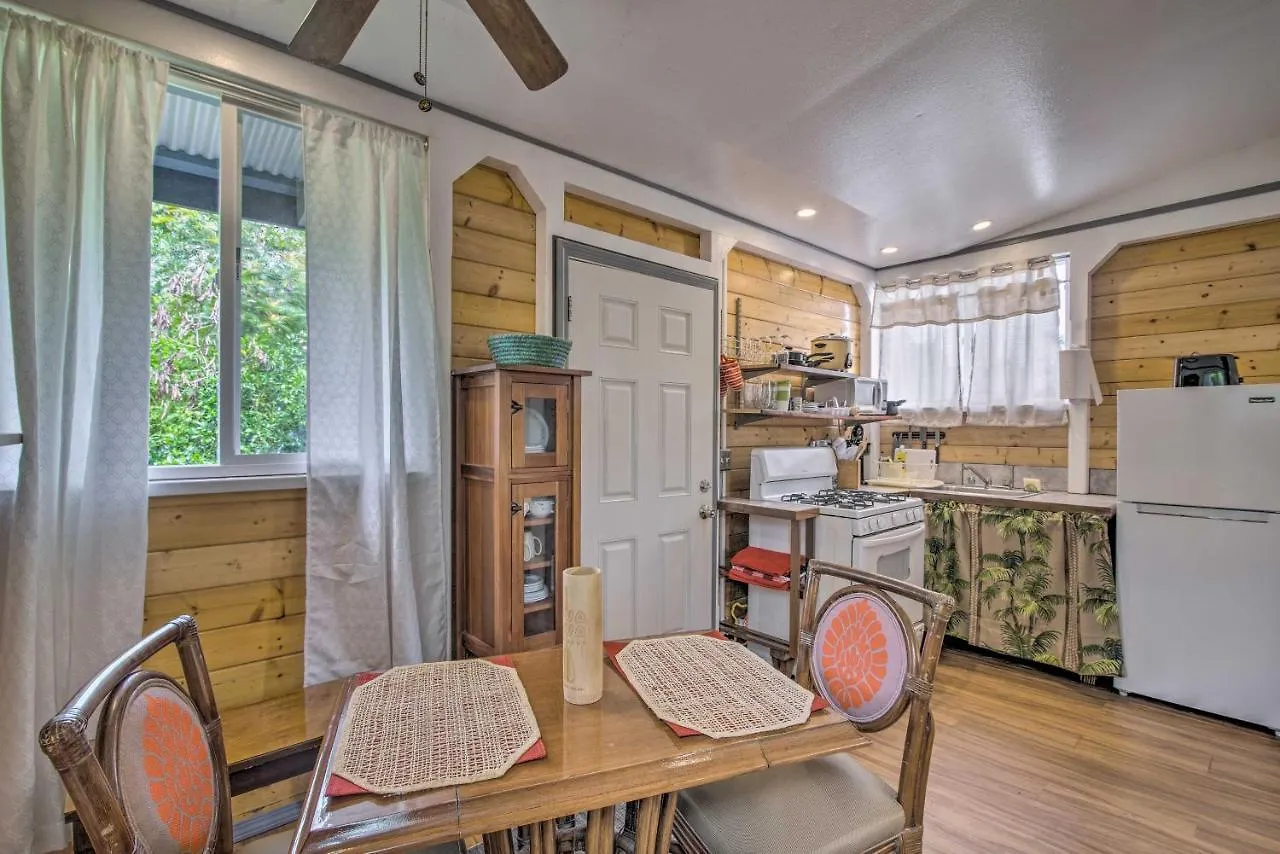 Apartment Cozy Pahoa Hideaway Near Black-Sand Beaches!