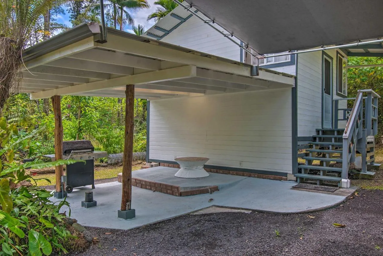 Cozy Pahoa Hideaway Near Black-Sand Beaches!